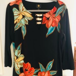 Black flowered blouse with a gold detail